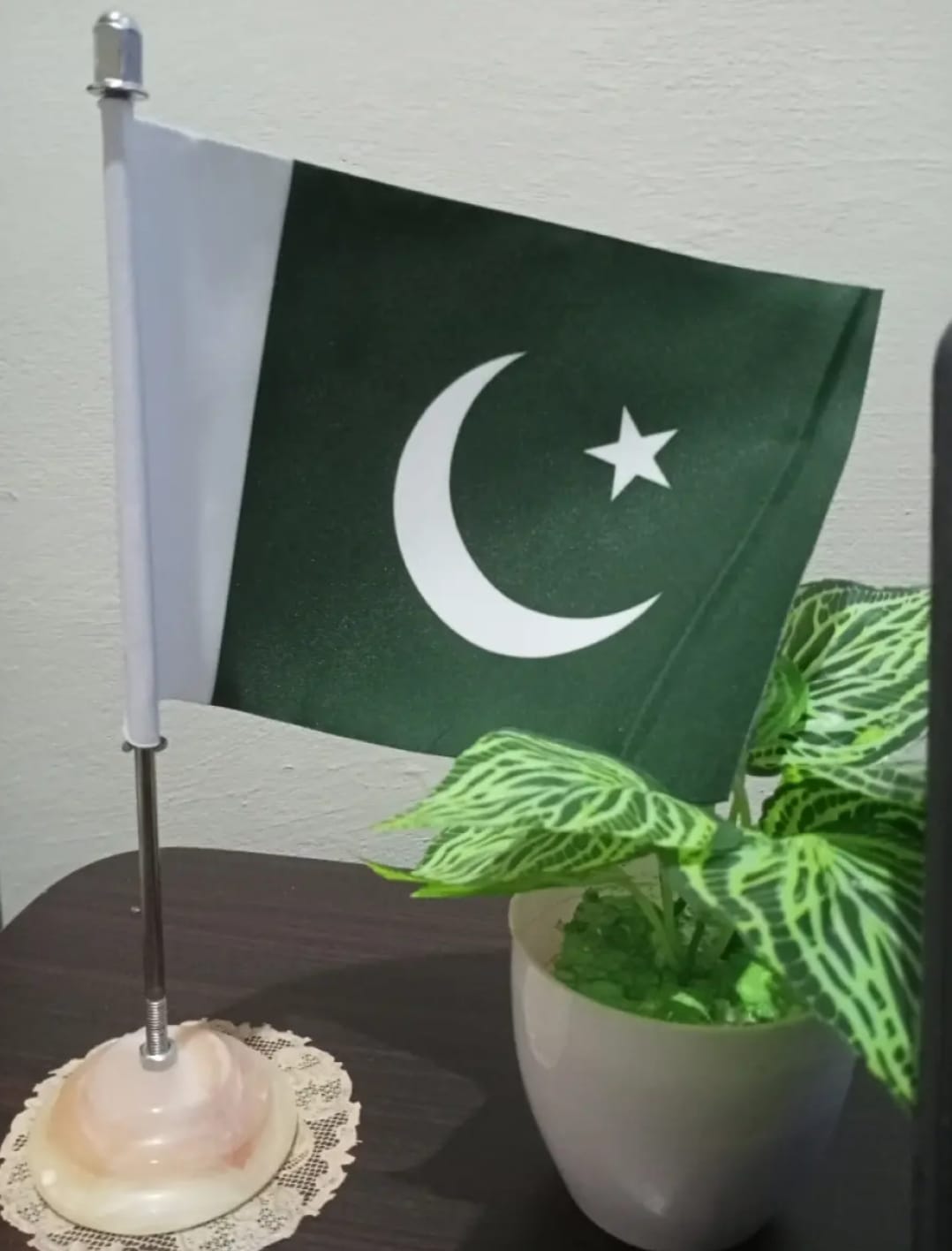 Pakistan Table Flag with marble base