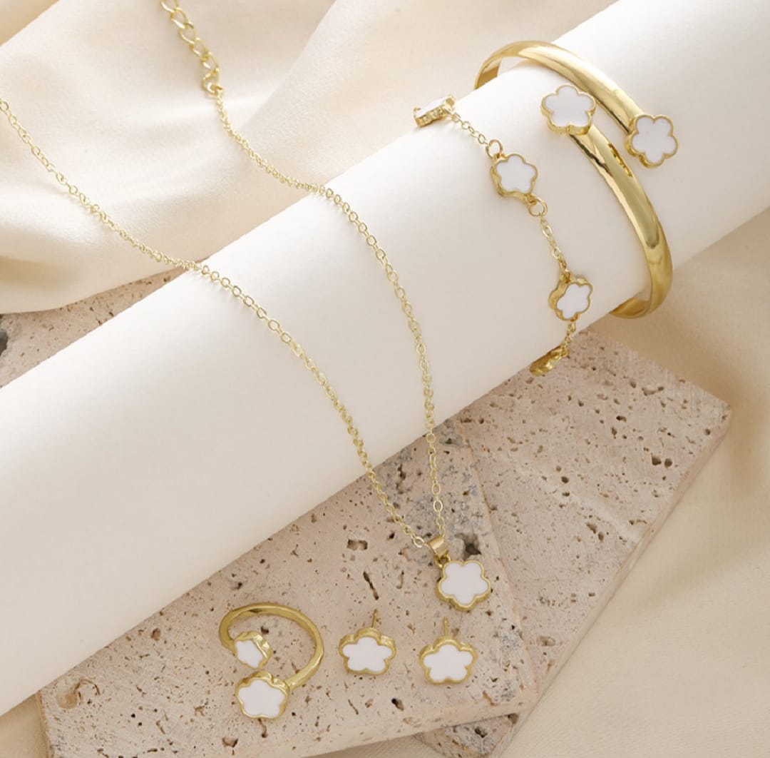 Set of 5 Pieces Fashion Alloy Jewelry Set Plum Blossom Five Leaf Flower Earing Girls Bracelet Laser Metal Necklace